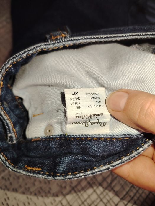 Vând blugi albaștri închis