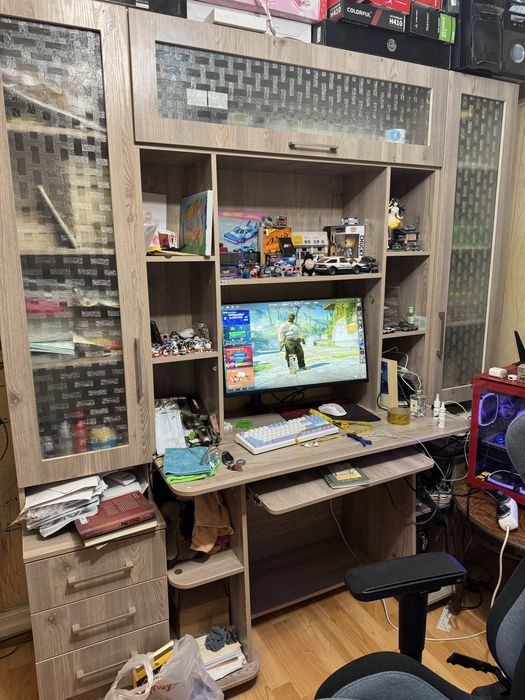 Продается стол-шкаф срочно