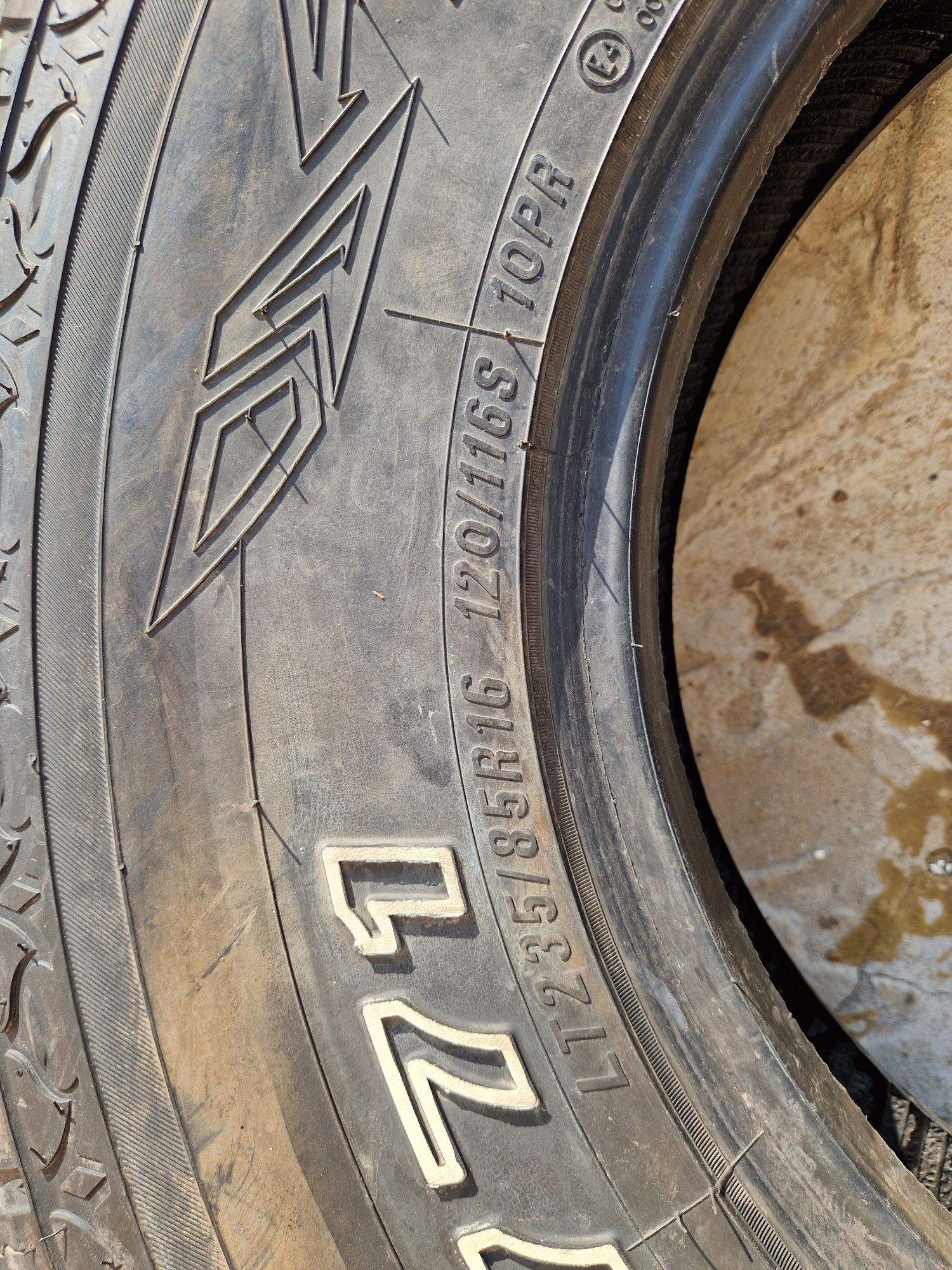 Продам летнюю резину А/Т  235/85 R16. Диски в подарок.