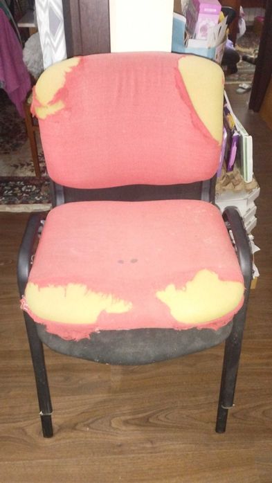 Стулья офисные, целые , надо поменять обшивку