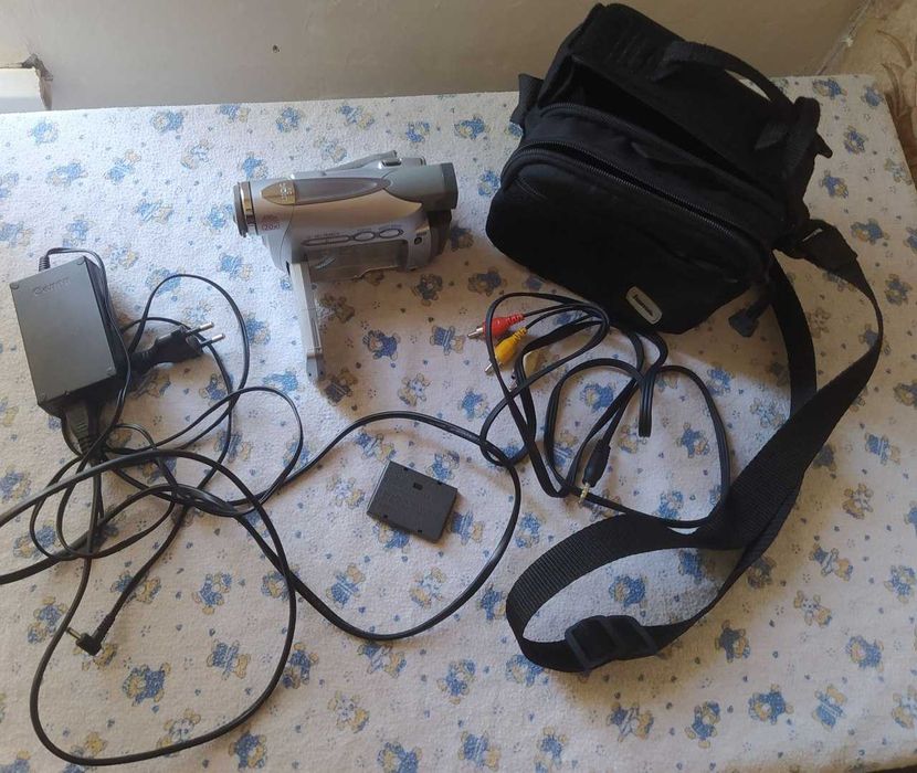 Продаётся видеокамера Canon MV800