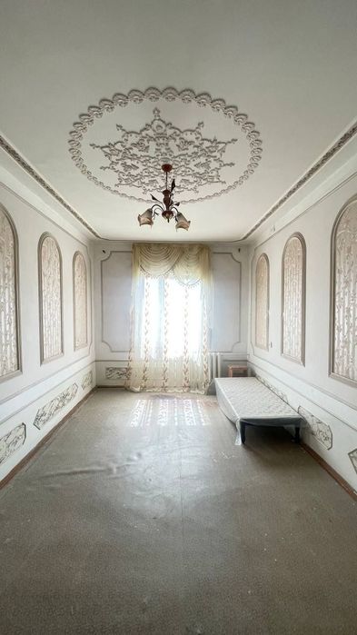 4 xonali kvartira sotiladi.