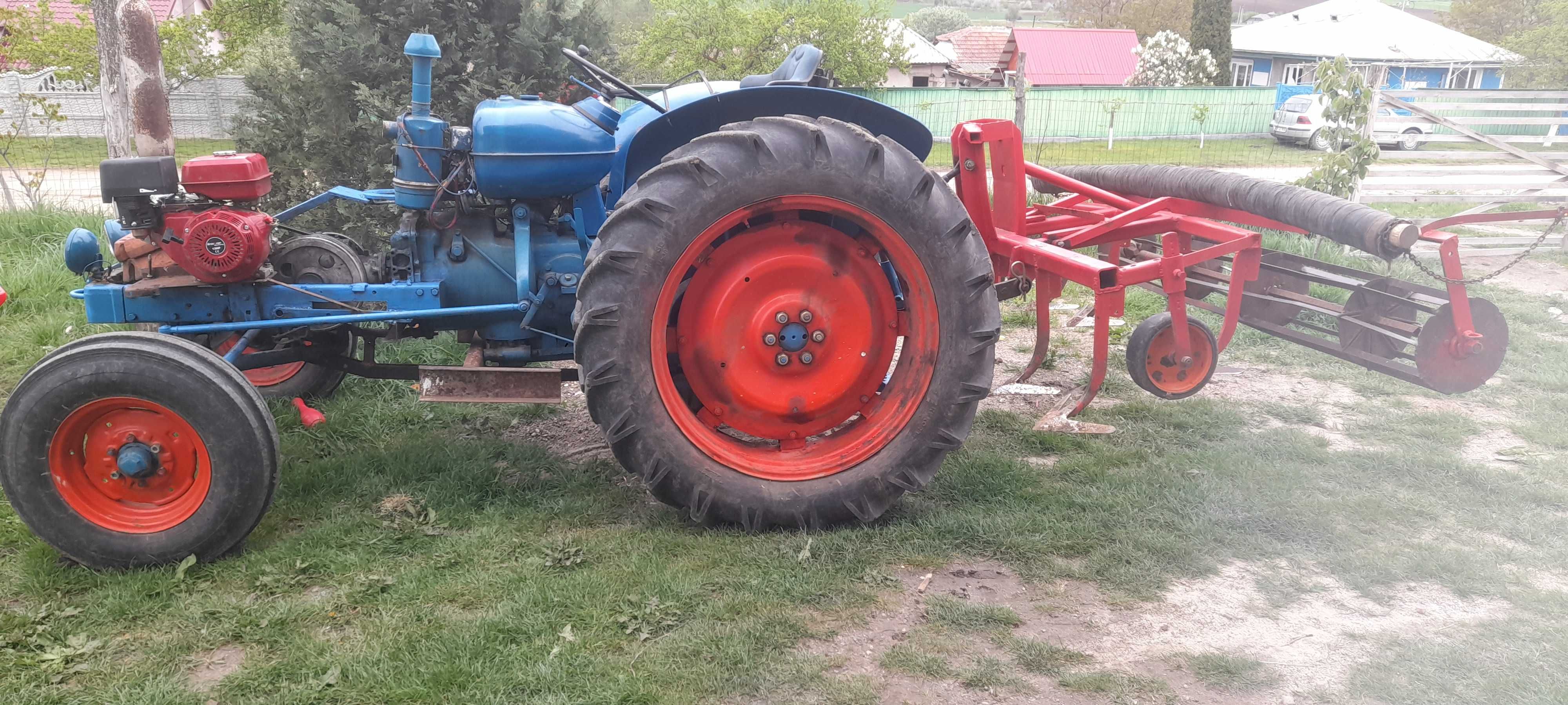 Vand tractor in stare bună de functionare preț fix