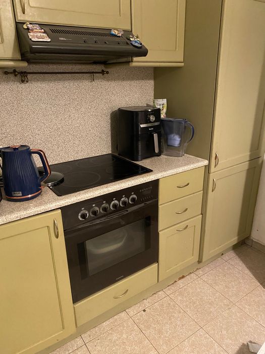 Кухня - дърво - фурна и вграден хладилник