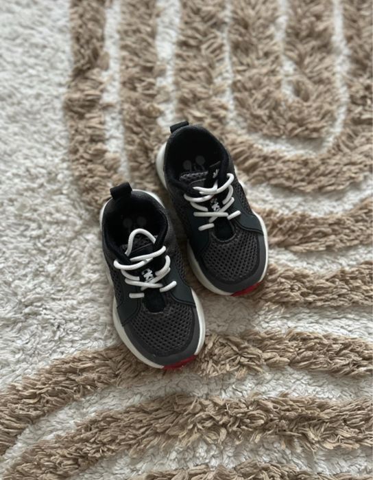 Pantofi sport cu Mickey Mouse Zara mărimea 22