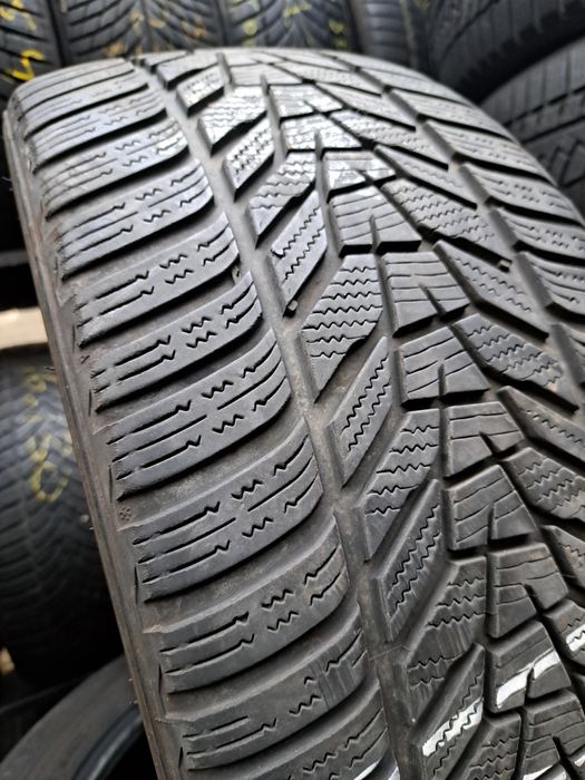 Anvelope desperecheate 245/35 R20 Hankook și 215/65 R15 Nokian