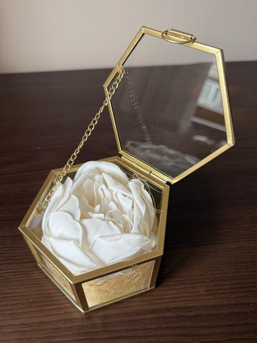 Елегантна Кутийка за Сватбени Пръстени – Стъкло и Злато