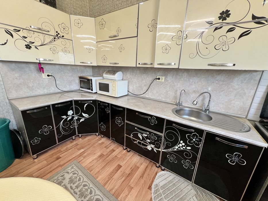 Кухонный гарнитур, стол со стульями, газ , пеш, сервант сатылады