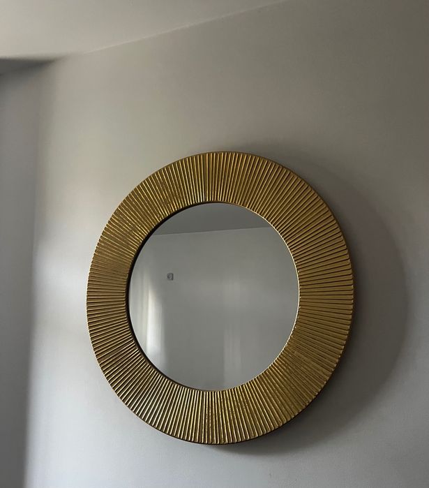 Кръгло златисто огледало