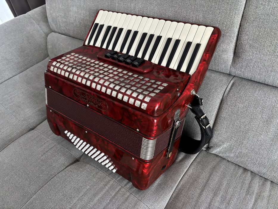 Acordeon clasic cantable cu 72 de basi