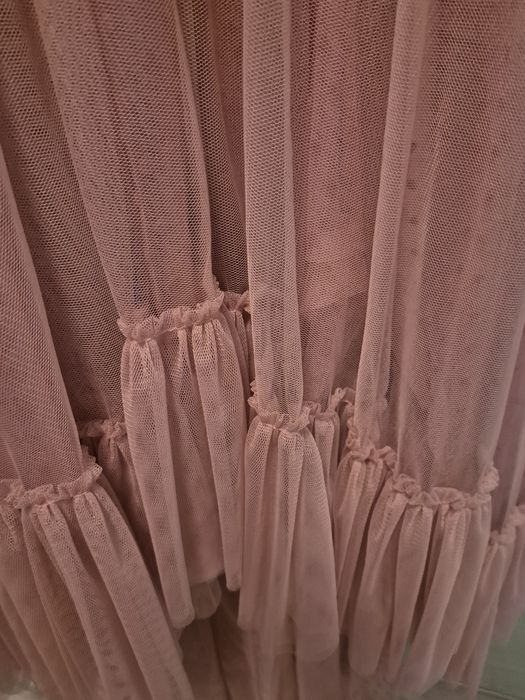 Vând rochie roz din tulle