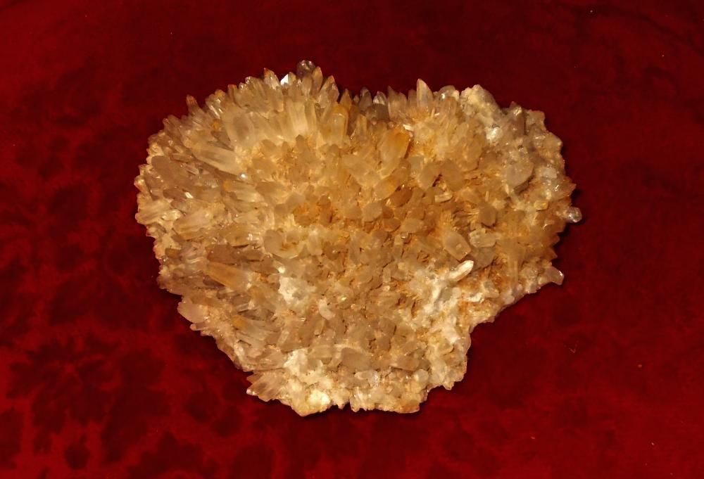 Cristal mineral in forma de INIMA