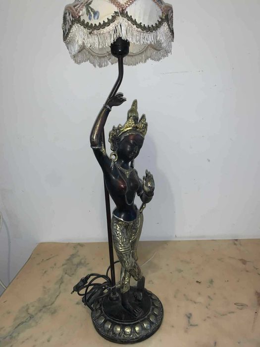 Veioza cu tenta asiatica