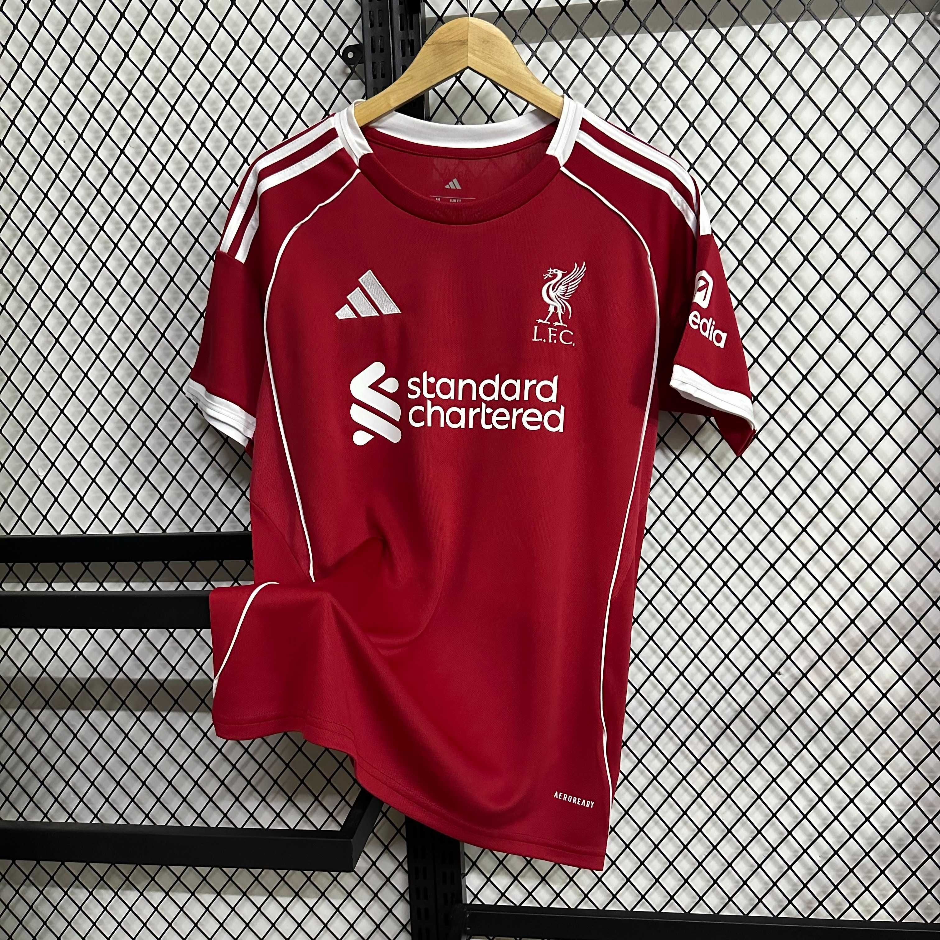 Тениска на Liverpool FC за сезон 25/26 в отлично състояние!