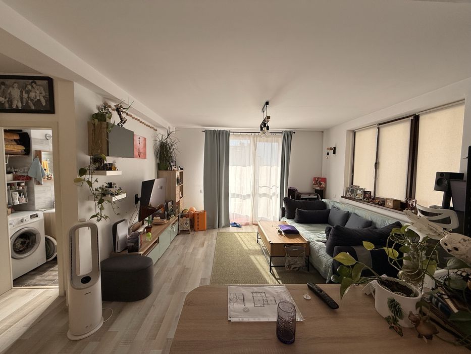 Vand apartament 2 camere cu curte si loc de parcare