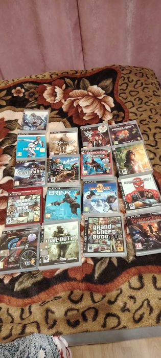 PlayStation 3 slim cu doua controllere și 27 de jocuri