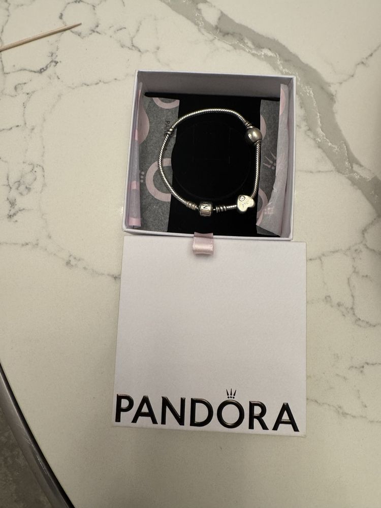 Чисто нова Гривна Pandora с допълнителни висулки