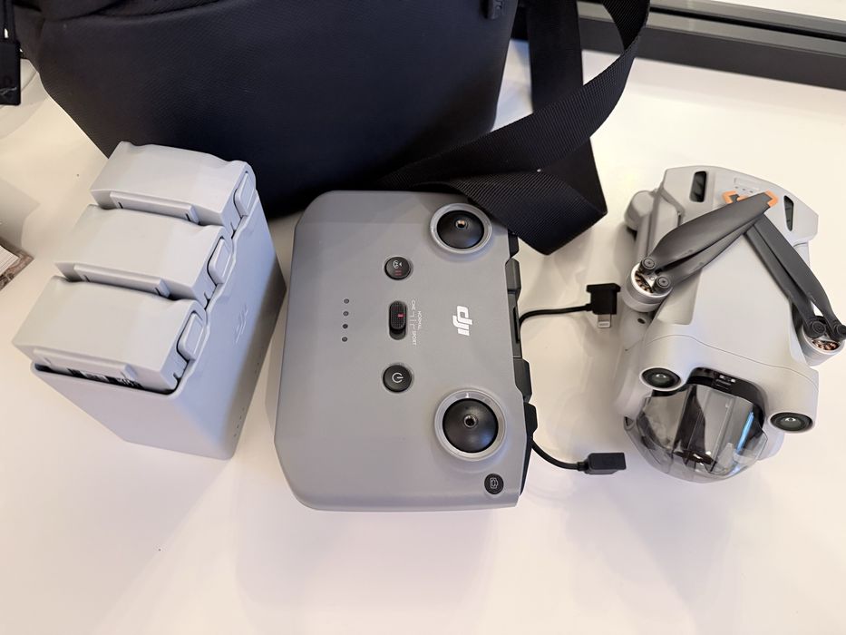 Drona DJI Mini 3 PRO cu 3 baterii, hub de incarcare, Telecomanda RC N1