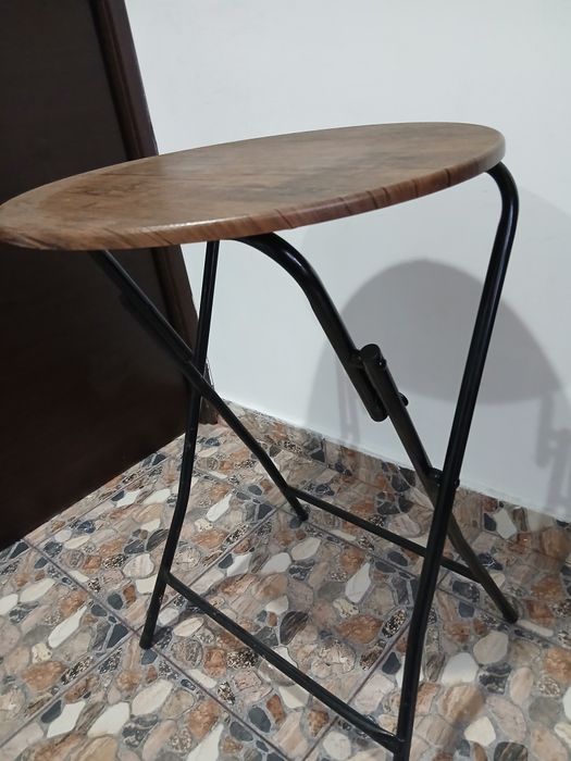 Masă pliabilă lemn si picioare metalice diametru 45 si inaltime 65 cm