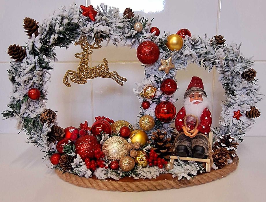 Aranjament de Craciun cu luminite, mos Craciun si ren