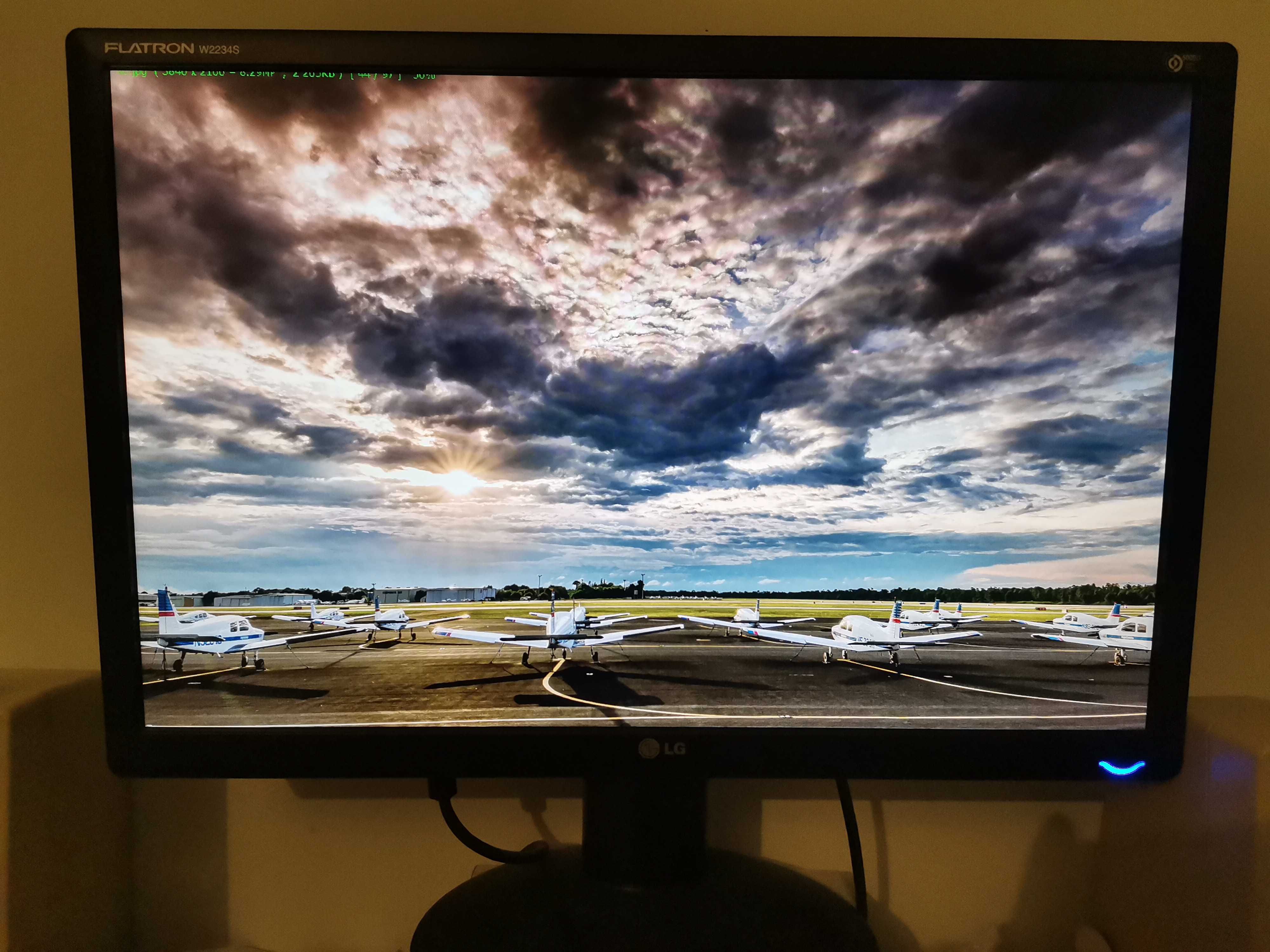 Продавам монитор LG Flatron W2234S.