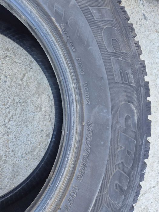 Шины Bridgestone 225/70/16 зимние шипованные б/у-4 шт.