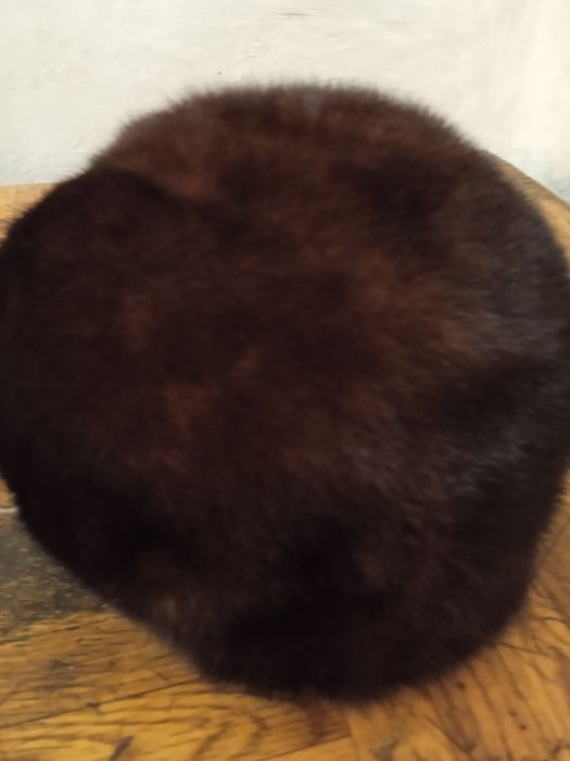 Продам зимнию шапку теплая в хорошем качестве за 20000 тысяч тенге