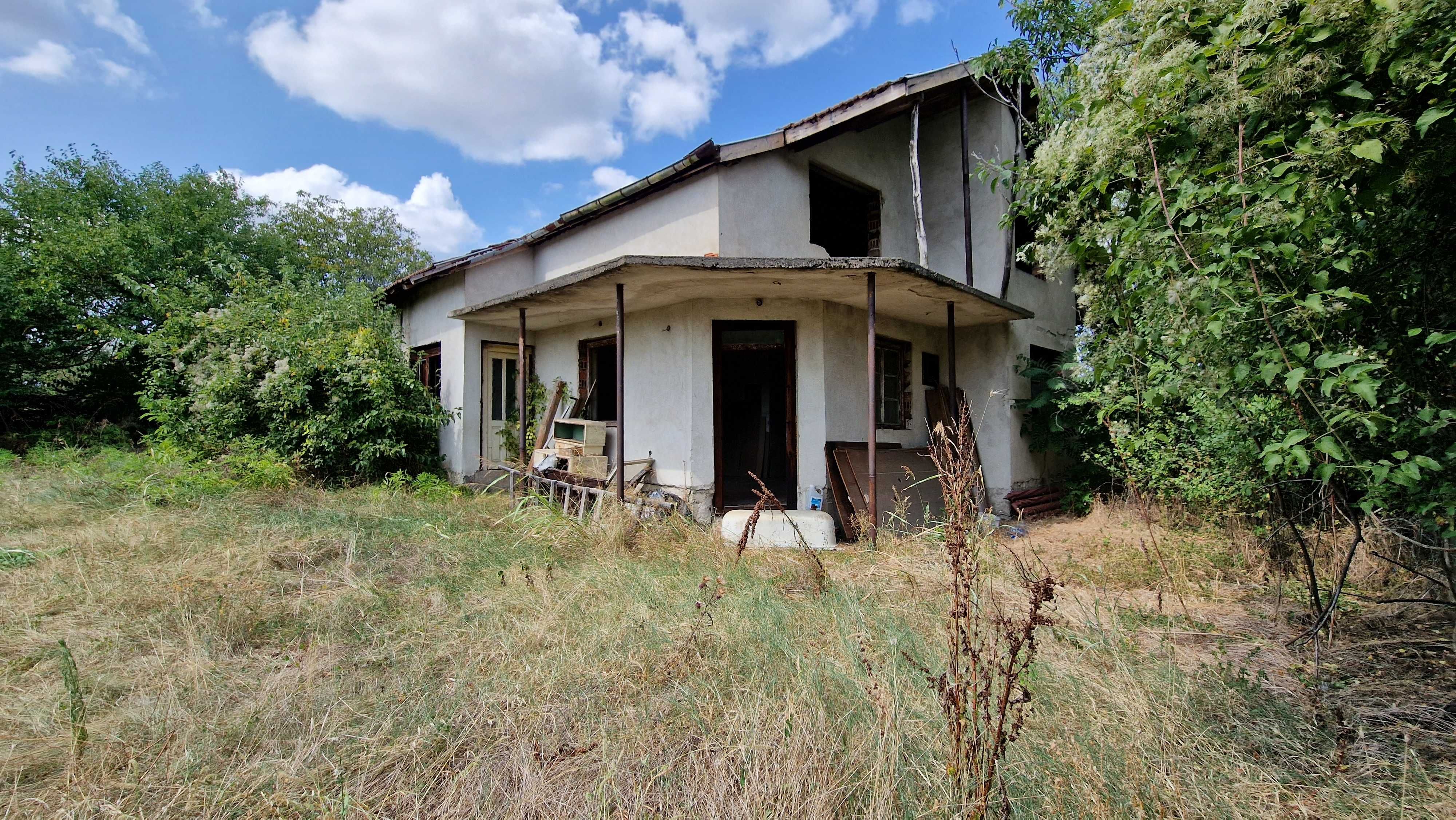 Къща в село Бресте, област Плевен с парцел 800кв.м