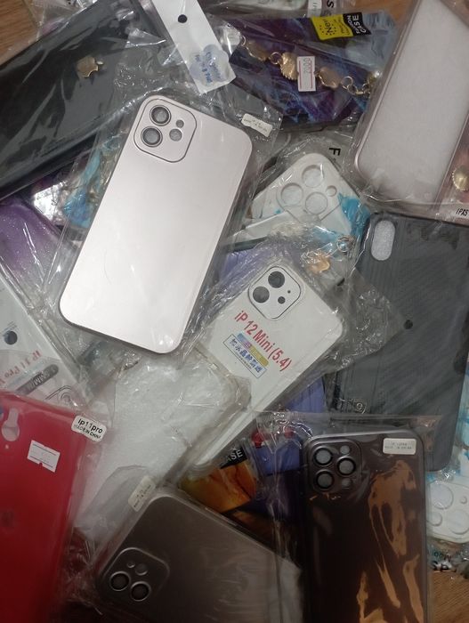 На iPhone чехол новый.