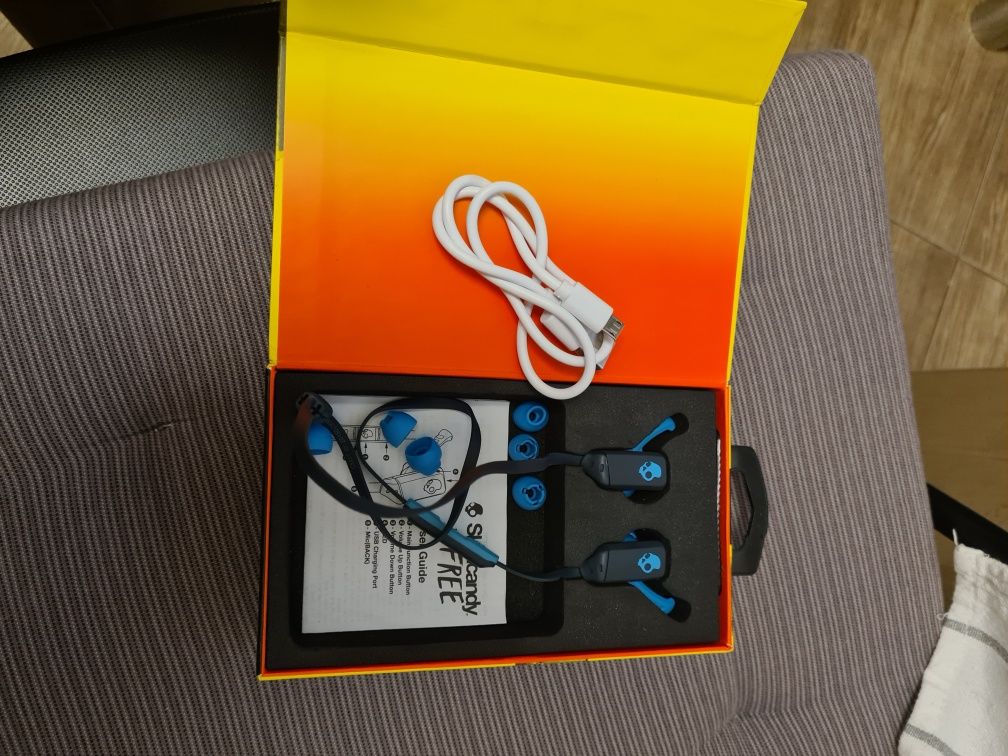 Casti bluetooth Skullcandy XT Free in cutie ca noi schimb