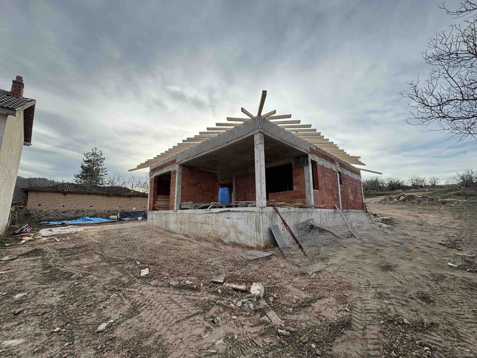 Продава къща с.Остра Могила