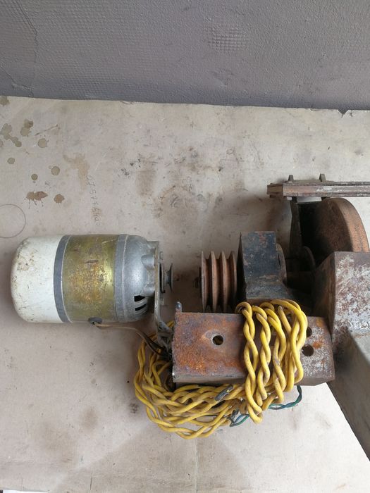 Polizor de banc cu motor de 220