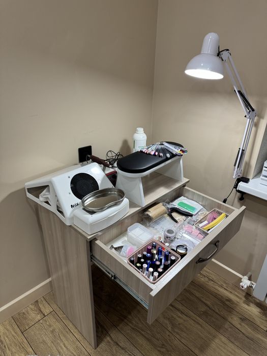 Маникюрный набор с столом в идеальном состояний