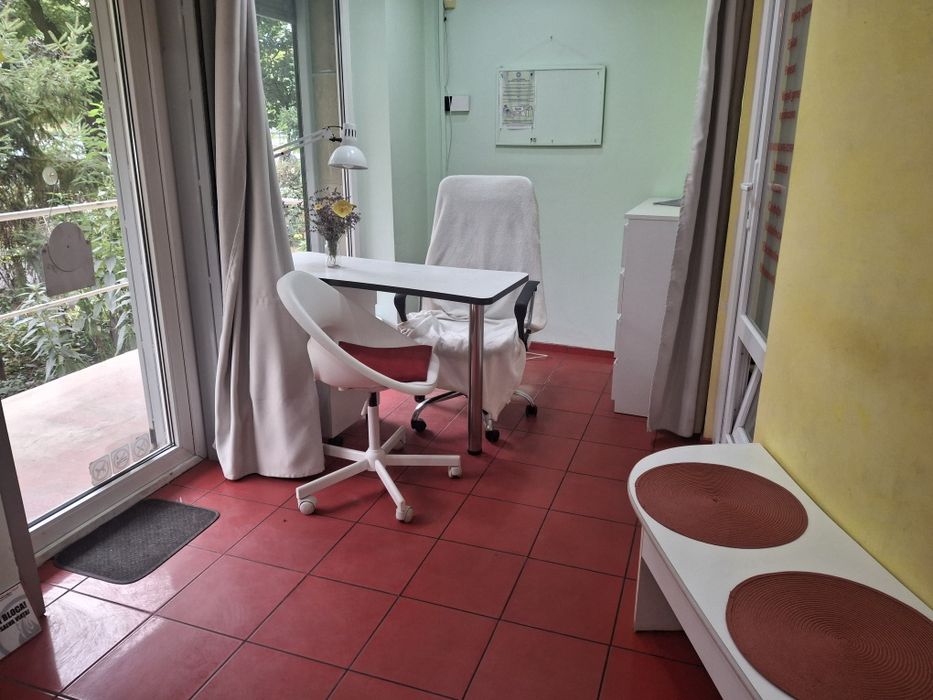 Dau in chirie post de lucru pt manichiura