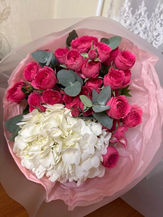 Розы кустовые с гортензией букет