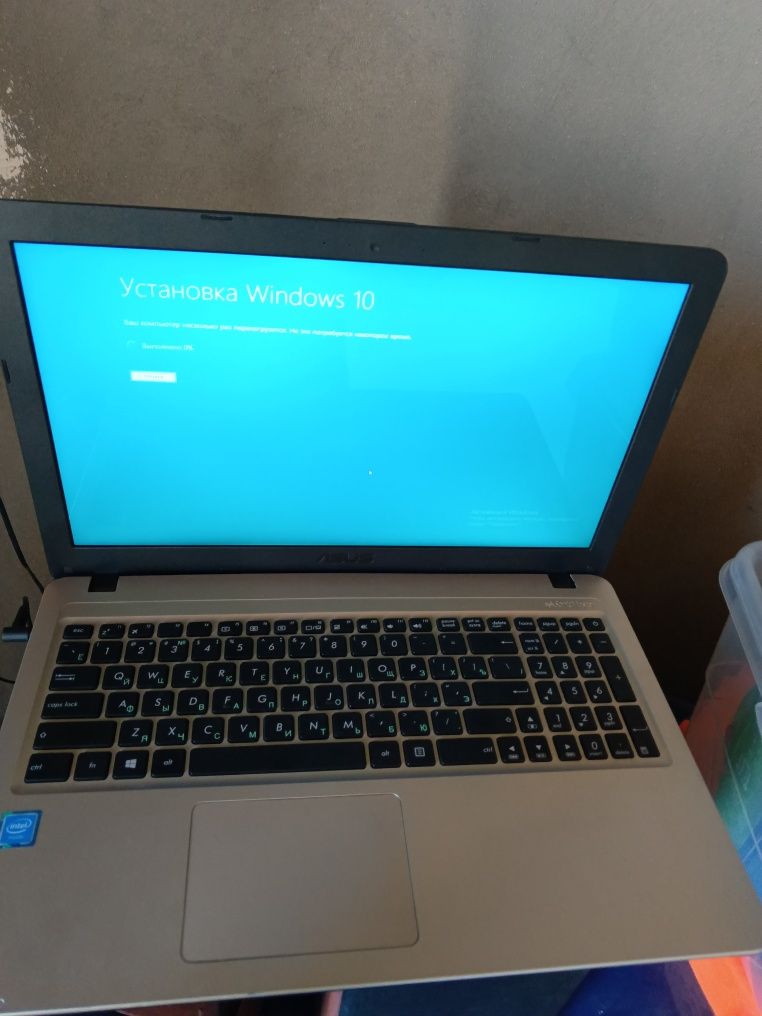 Ноутбук Asus срочно сотилади