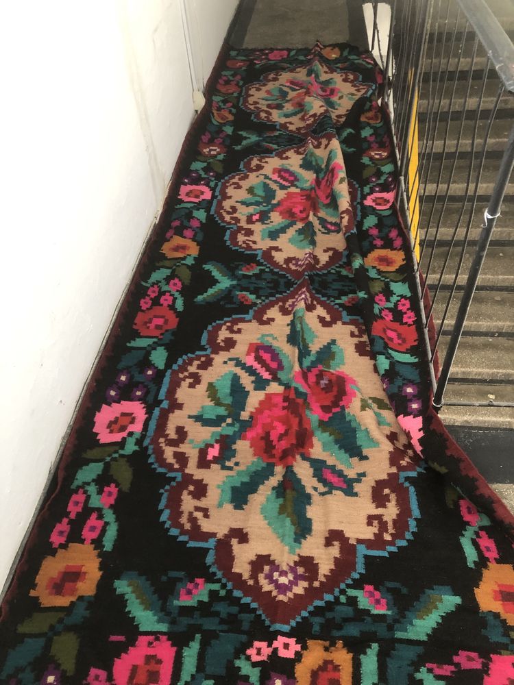 Covor din lana țesut pe 2 parti 400 lei