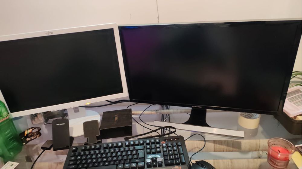 Monitor Fujitsu si Samsung