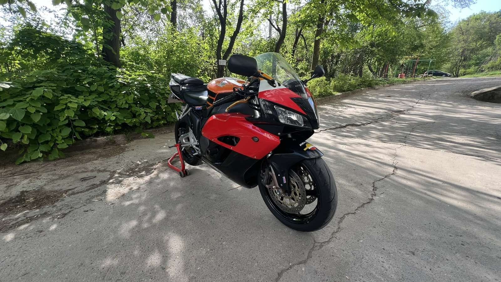 Honda cbr1000rr  2004 година