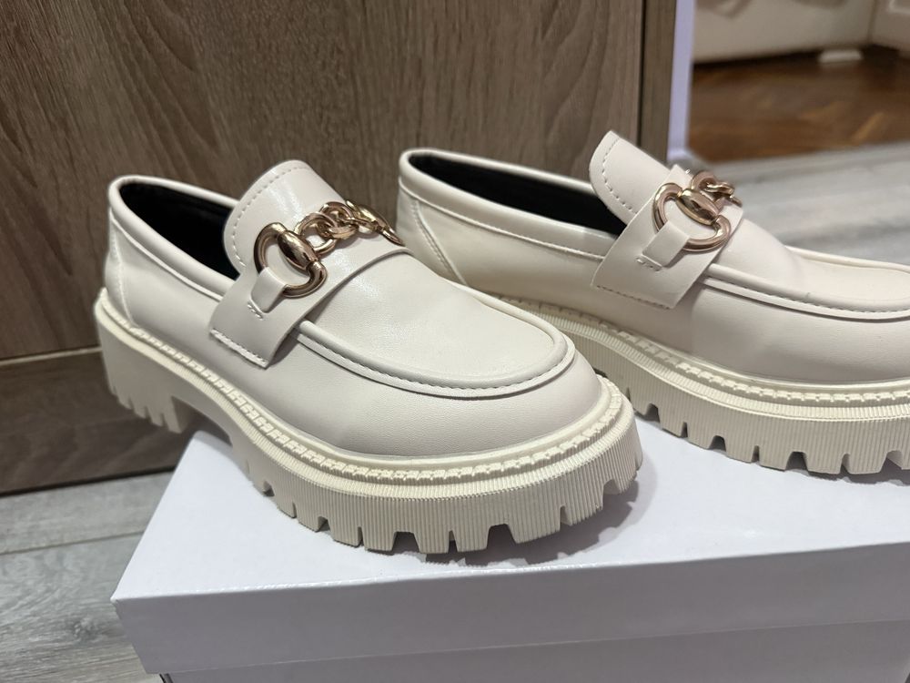 Дамски лоуфъри в бежово