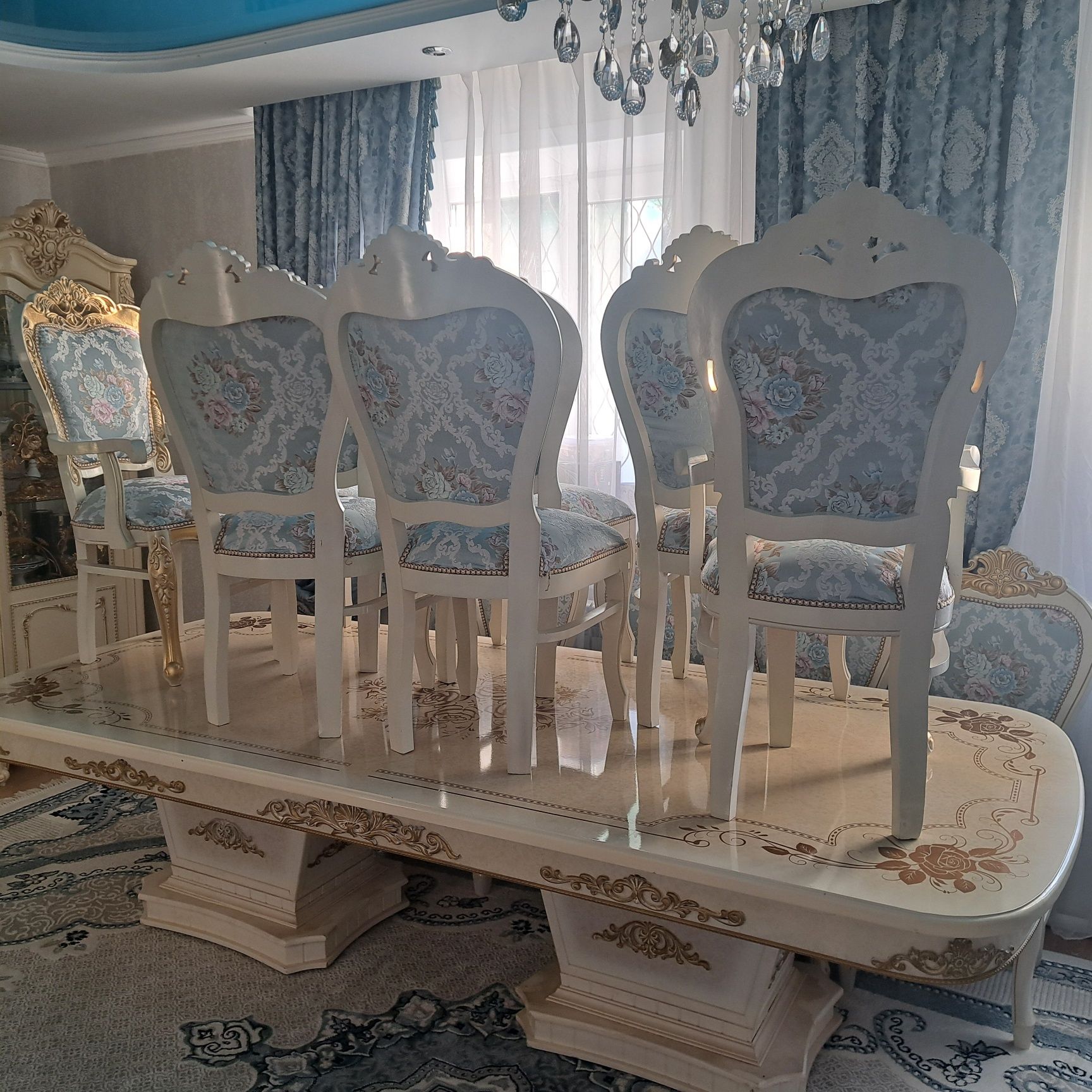 Стол со стульями