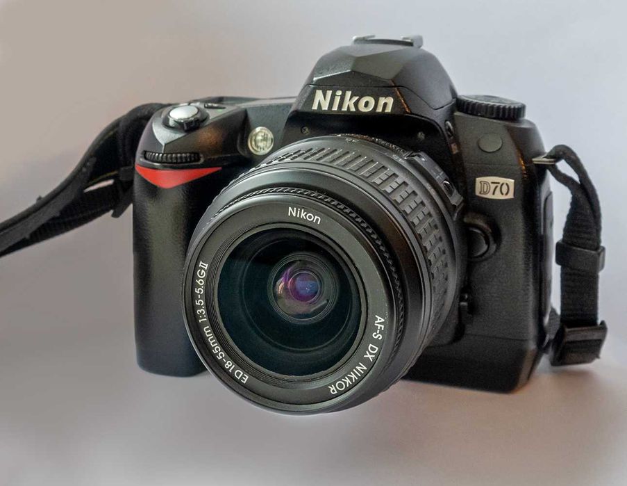Nikon D70 с объективом