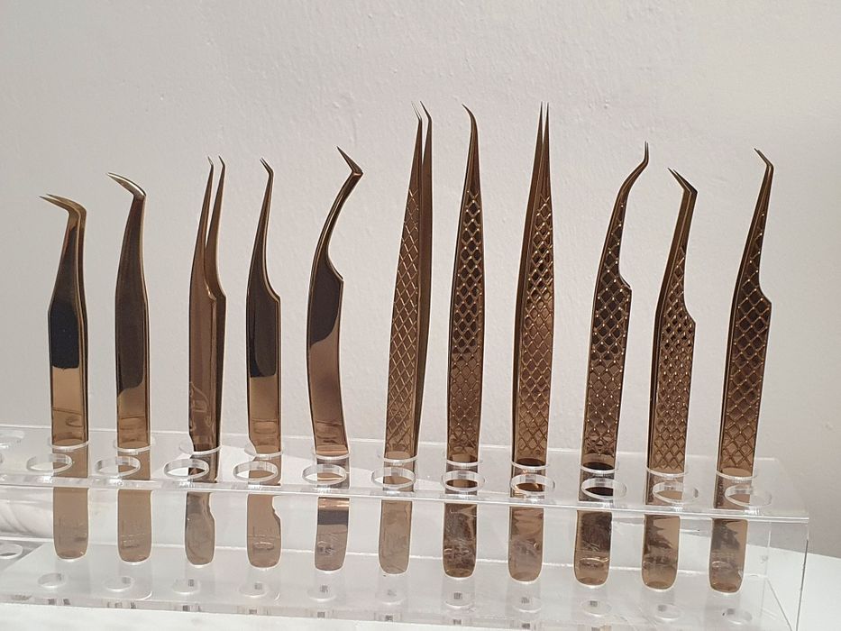 Pensete tehnicienii extensiilor de gene