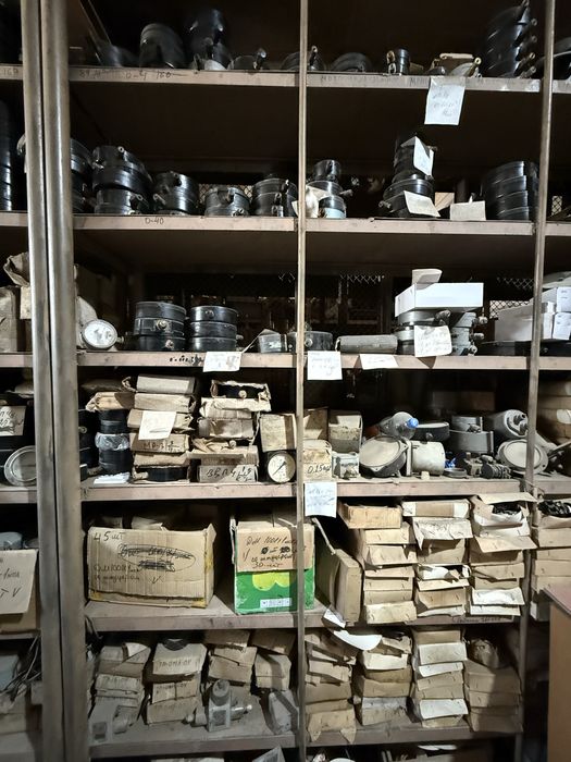 Манометр разный.