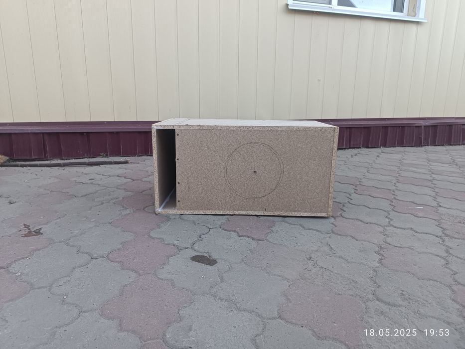 Ящик для сабвуфера щелевой