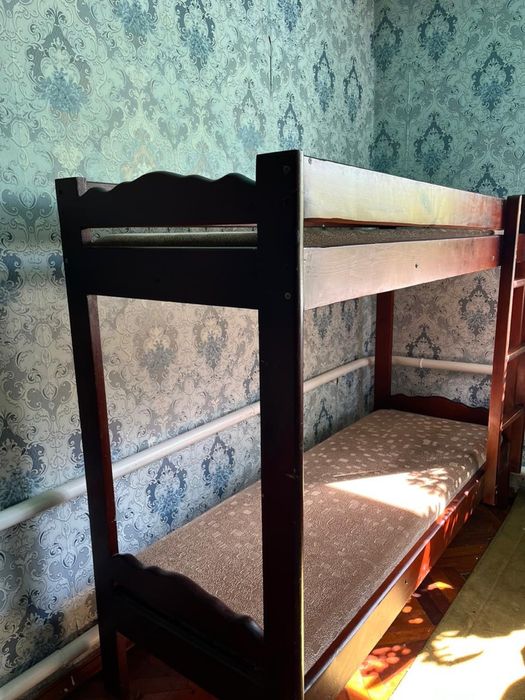 Продам кровать деревянную двухьярусную