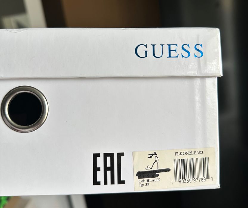 Кожени сандали GUESS
