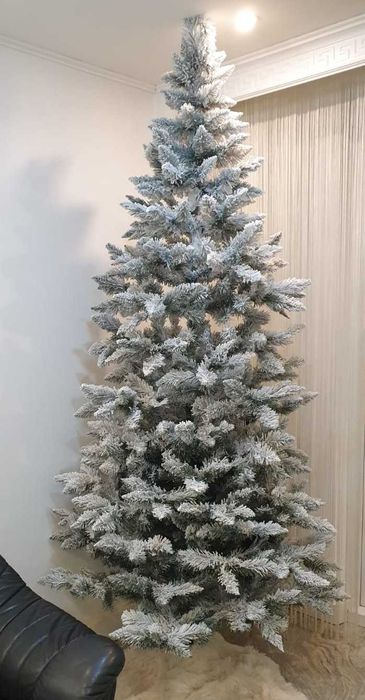 Brad artificial de Craciun cu zapada - 2,5m