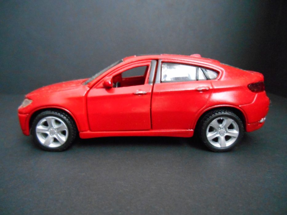 Продавам комплект от 6 пътни знака и 2 табели/BMW X6 (E71), мащаб 1:41