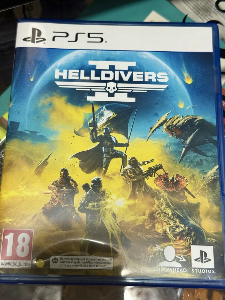 PlayStation 5. Върви със 2 джойстика,слушалки и игрите.